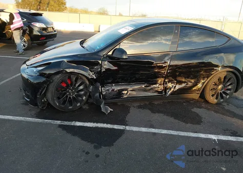 2022 Tesla Model Y Performance Dual Motor All-Wheel Drive z USA, uszkodzony, nr VIN 7SAYGDEF1NF575190